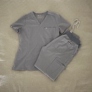 Figs slim Catarina one-pocket scrub top & Yola skinny scrub pants 2.0